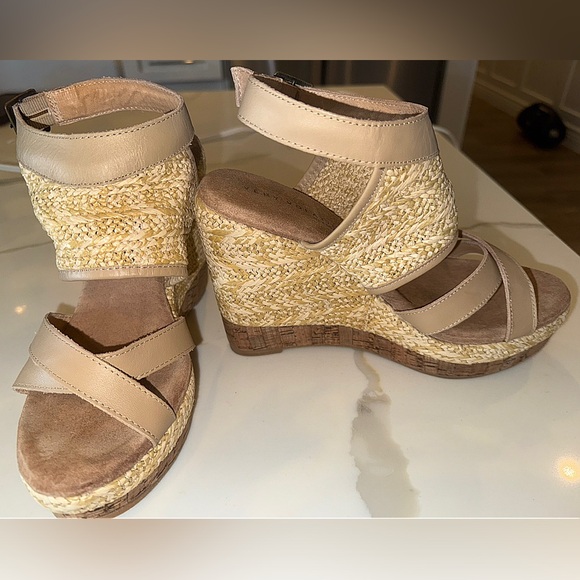 VERY VOLATILE PLATFORM WEDGE’S!! GENTLY USED - GREAT CONDITION! SIZE 9 - Picture 2 of 4